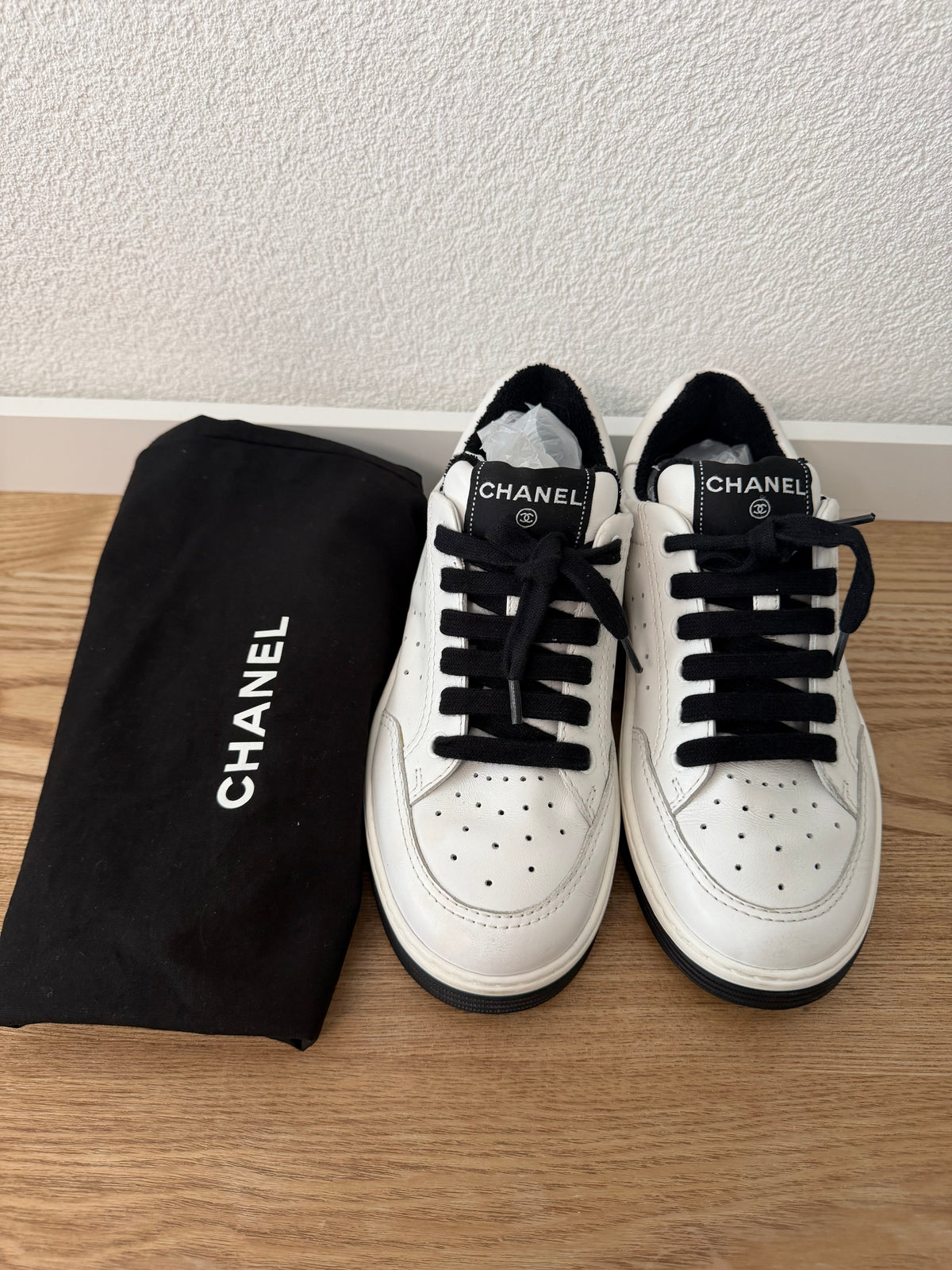 Chanel -Baskets blanches et noires