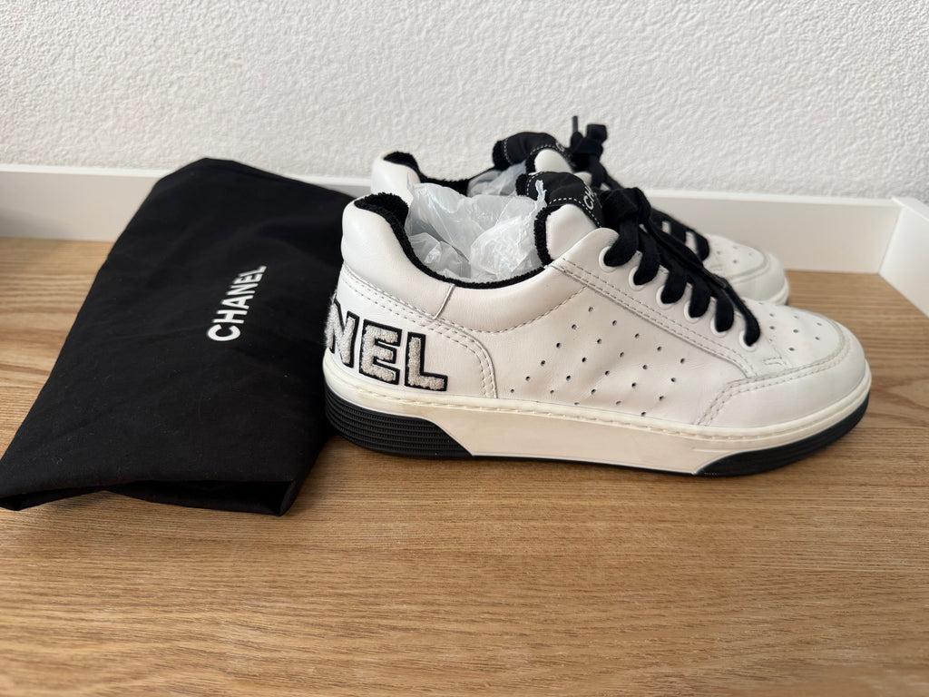 Chanel -Baskets blanches et noires