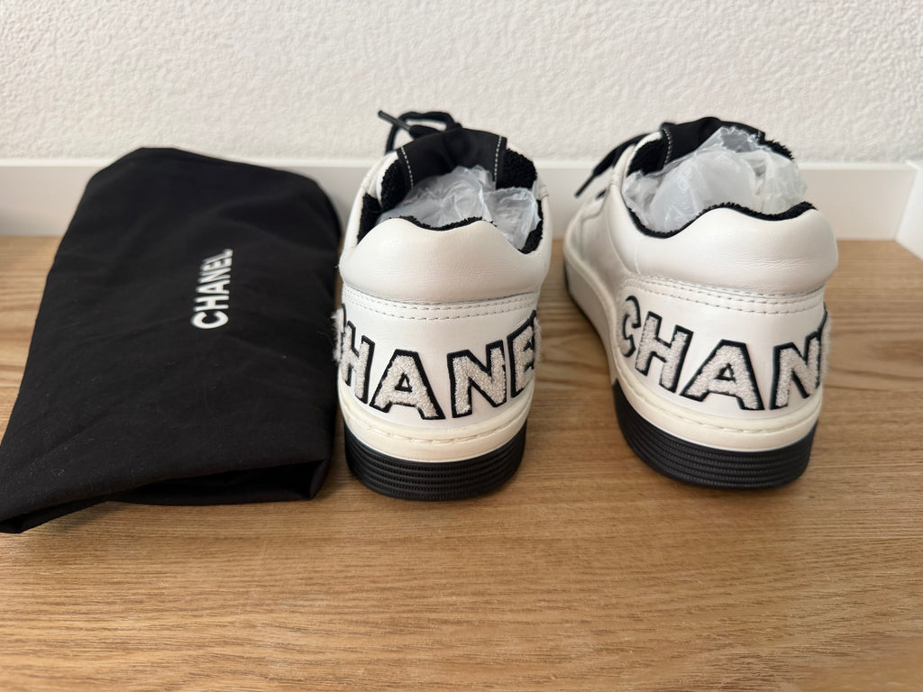 Chanel -Baskets blanches et noires