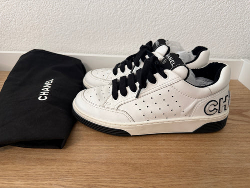 Chanel -Baskets blanches et noires