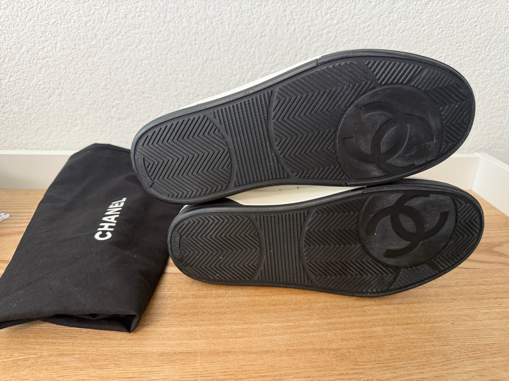 Chanel -Baskets blanches et noires
