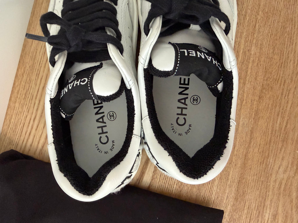 Chanel -Baskets blanches et noires