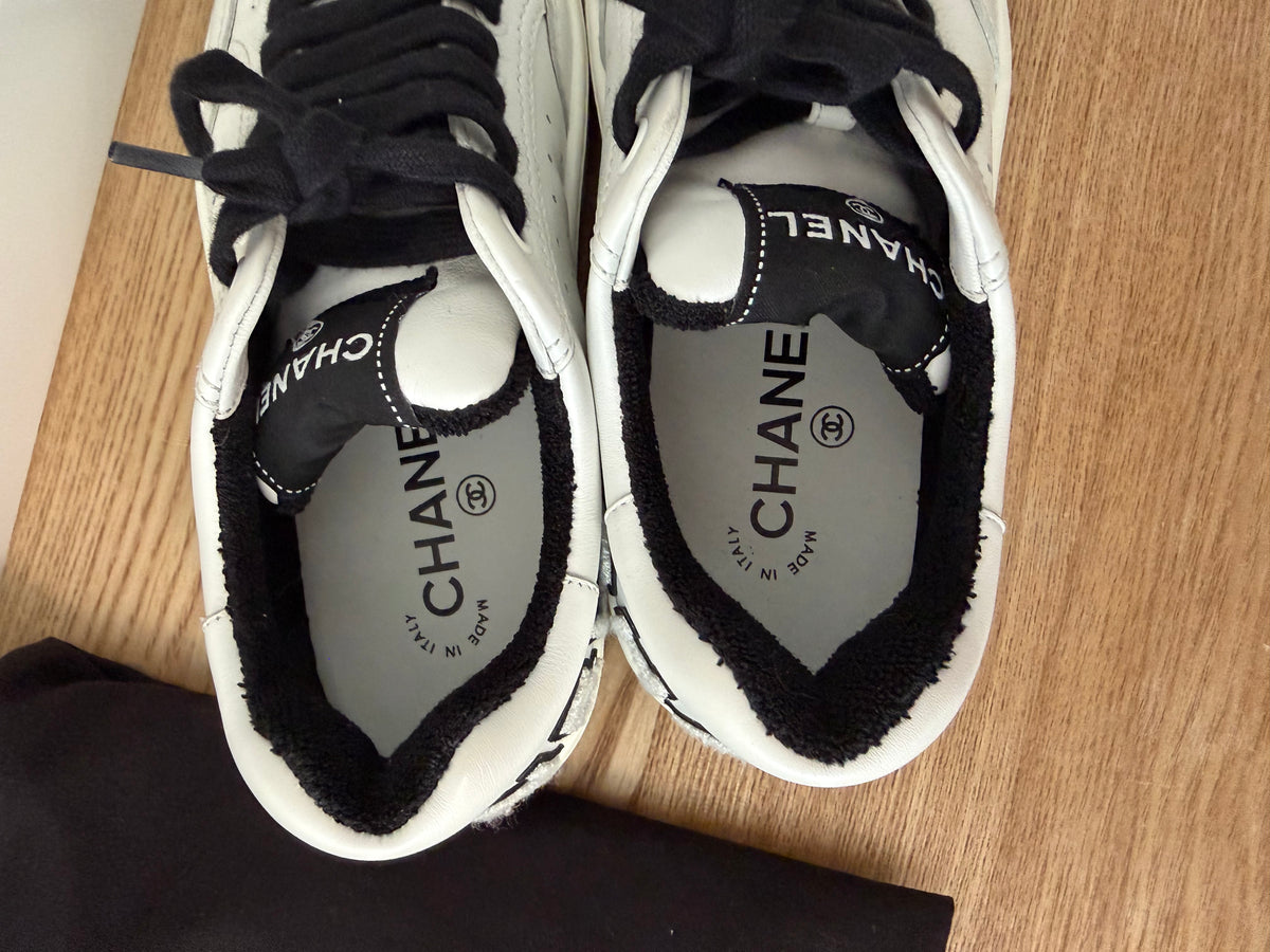 Chanel -Baskets blanches et noires