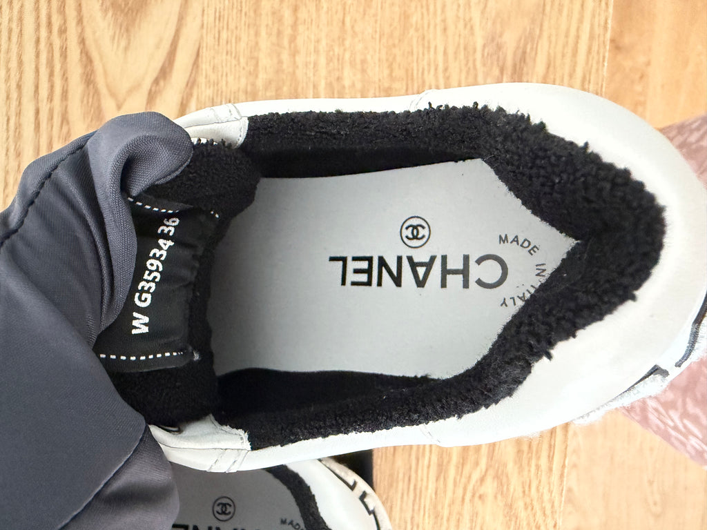Chanel -Baskets blanches et noires