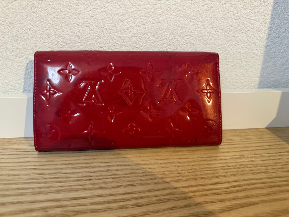Portefeuille Louis Vuitton en cuir verni Monogram rouge