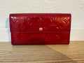 Portefeuille Louis Vuitton en cuir verni Monogram rouge