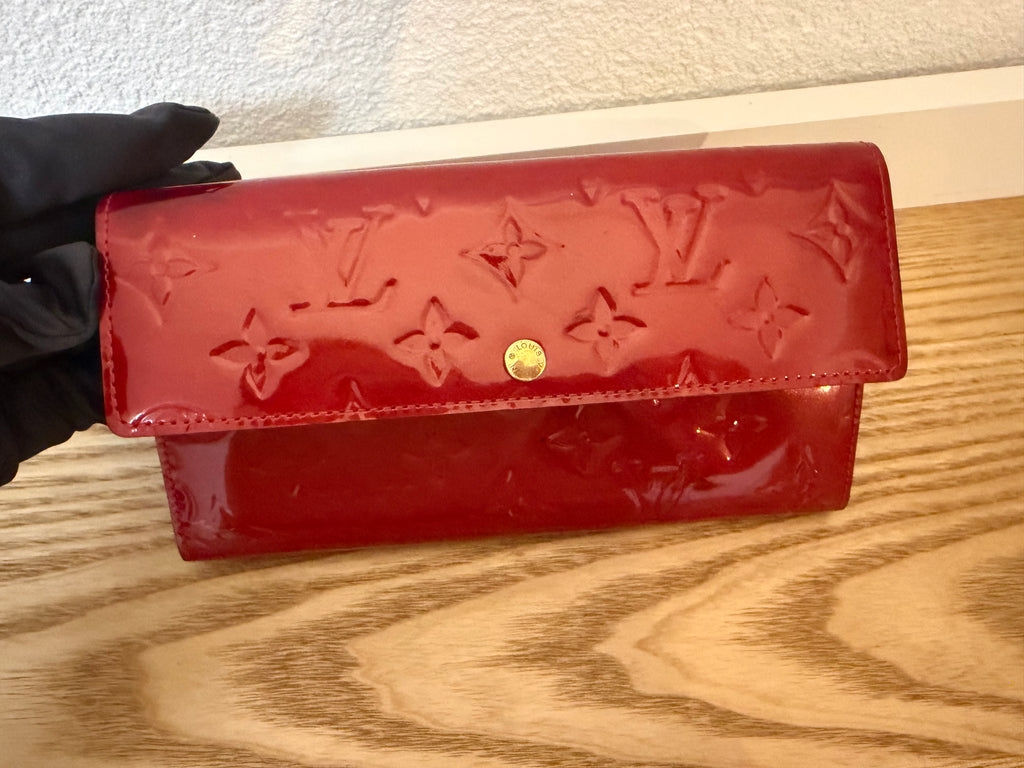 Portefeuille Louis Vuitton en cuir verni Monogram rouge