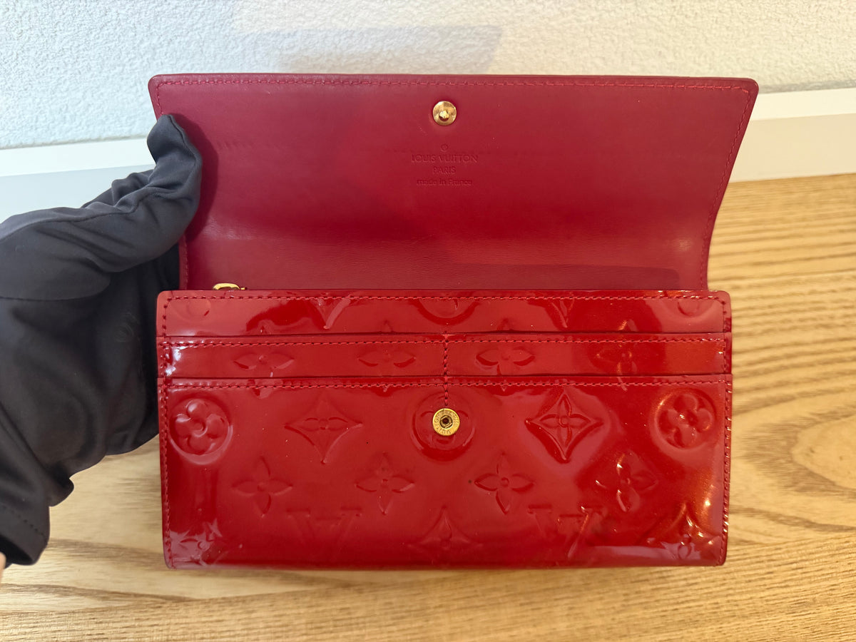 Portefeuille Louis Vuitton en cuir verni Monogram rouge