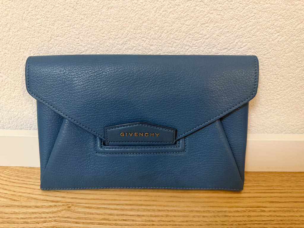 Pochette Givenchy en cuir grainé bleu