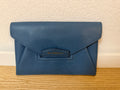 Pochette Givenchy en cuir grainé bleu