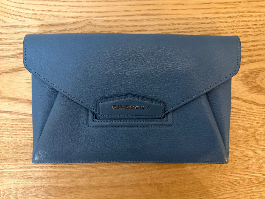 Pochette Givenchy en cuir grainé bleu