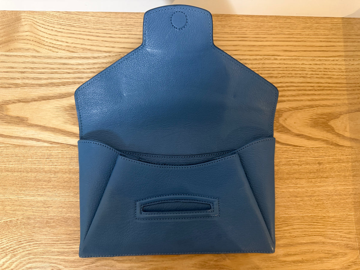 Pochette Givenchy en cuir grainé bleu
