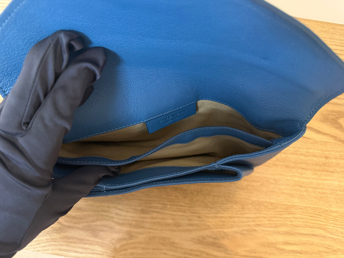 Pochette Givenchy en cuir grainé bleu
