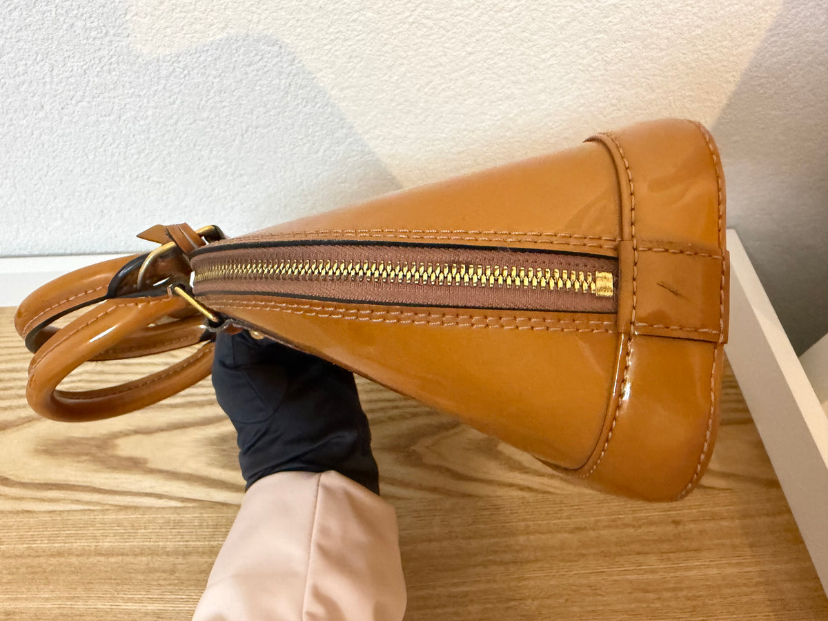 Sac Louis Vuitton Alma BB en cuir verni Monogram
