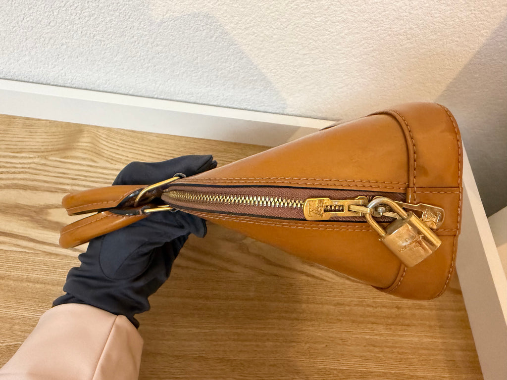 Sac Louis Vuitton Alma BB en cuir verni Monogram